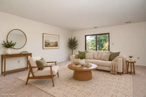 Living - 5 Downing Pl #D, Poughkeepsie, NY 12603 photo 2 of 3