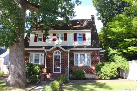 21215 33rd Ave, New York, NY 11361