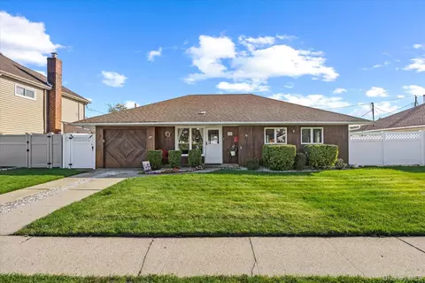 18 Washington St, Hicksville, NY 11801