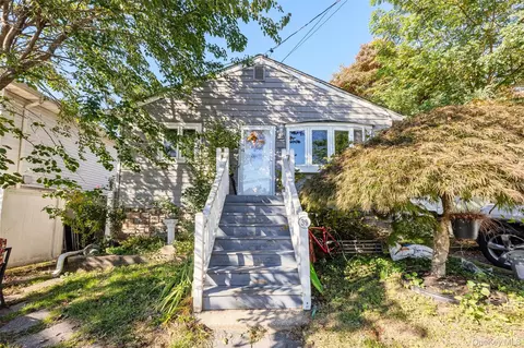 39 Willow Rd, Rocky Point, NY 11778