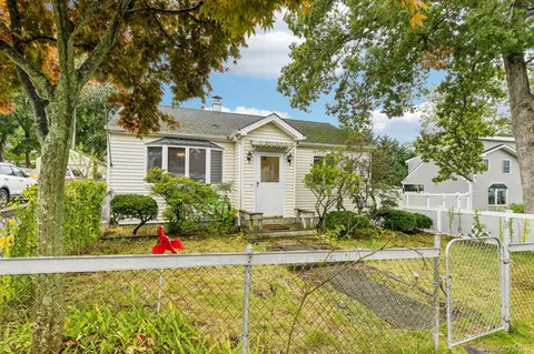 62 E 20th St, Huntington Station, NY 11746