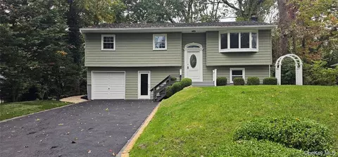 11 Marbeth Cir, Miller Place, NY 11764