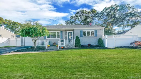 20 44th St, Islip, NY 11751