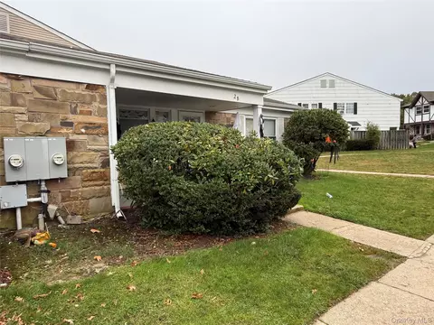 2 Ticonderoga Ct, Ridge, NY 11961