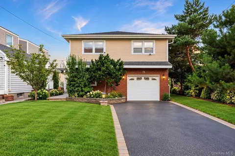 73 Beach Promenade E, Lindenhurst, NY 11757