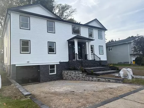 11 Delaware Ave, Jericho, NY 11753