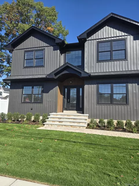1320 R St, Meacham, NY 11003