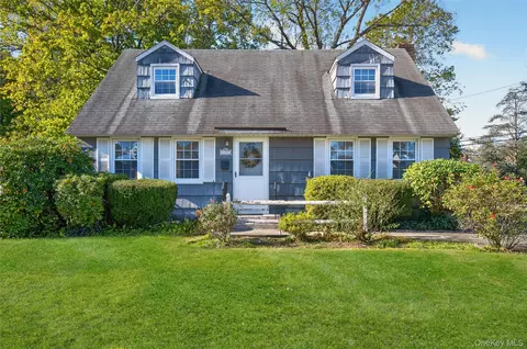 35 Ross Ln, East Norwich, NY 11732
