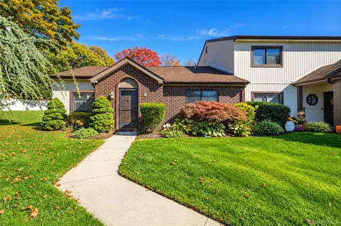 9 Sheila Ct, Holtsville, NY 11742