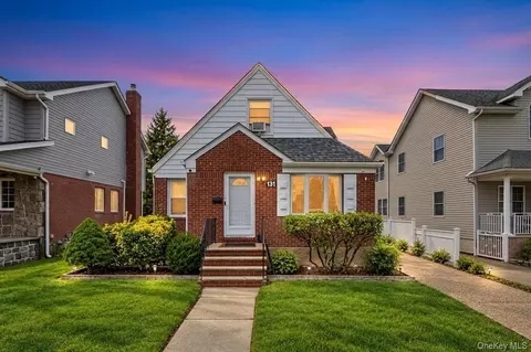 131 N 5th St, North Hempstead, NY 11040