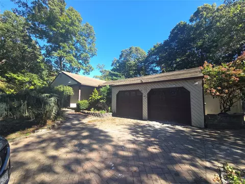 8 Pike Ct, Northport, NY 11768