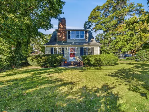 241 Bayville Ave, Bayville, NY 11709