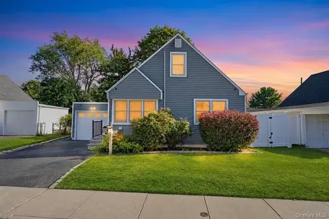 14 Burns Ave, Hicksville, NY 11801