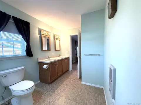 Bath - 32 Naples Dr, Poughkeepsie, NY 12603 photo 2 of 3