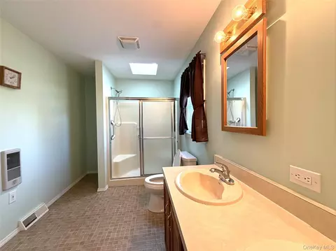 Bath - 32 Naples Dr, Poughkeepsie, NY 12603 photo 3 of 3