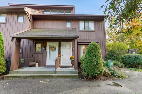 241 Old Farm Ln, Yorktown, NY 10547