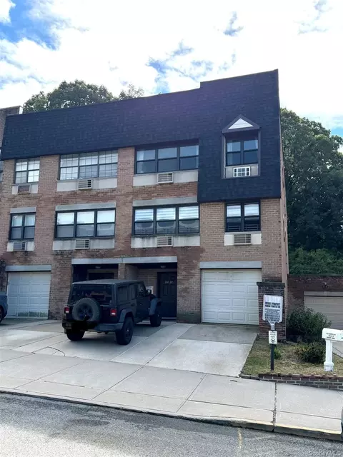 240-22 70 Ave #9C9G2, Douglaston, NY 11362