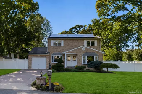 12 17th Ave, Ronkonkoma, NY 11779