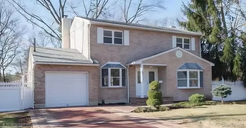 12 17th Ave, Ronkonkoma, NY 11779