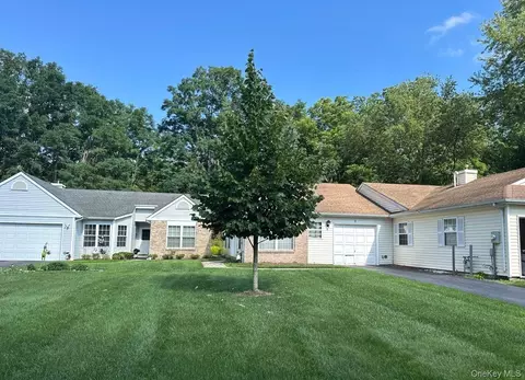 6 Chipmunk Trl, Coram, NY 11727
