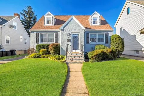 18 Dorothy Pl, Lynbrook, NY 11563