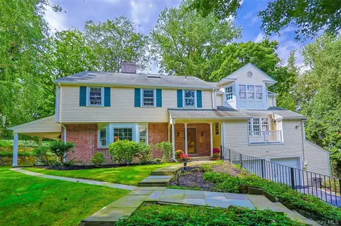 38 The Oaks, North Hempstead, NY 11576