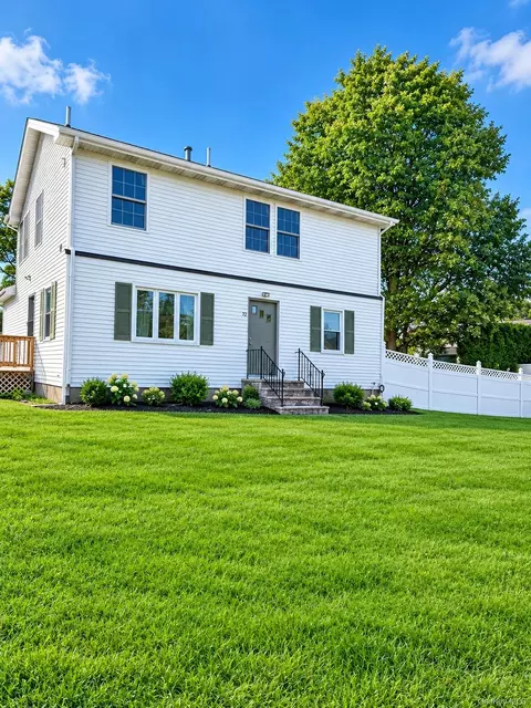 72 Peckham Ave, Islip, NY 11751