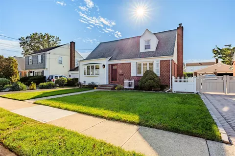 329 Andrews Rd, North Hempstead, NY 11501