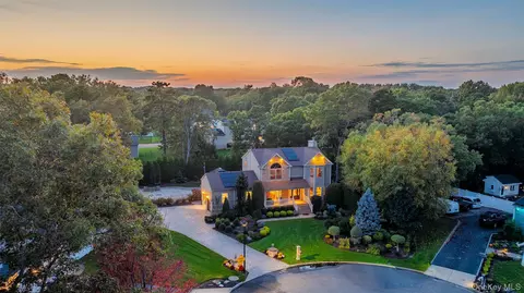 7 Toussie Ct, Ridge, NY 11961