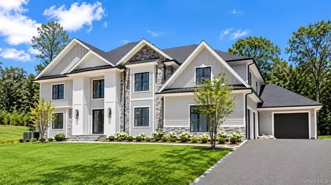7 Smith Ln, Smithtown, NY 11780