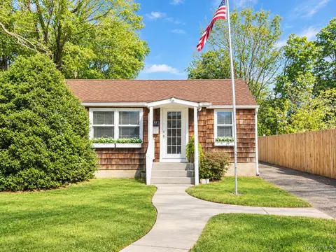 83 Hiddink St, Sayville, NY 11782