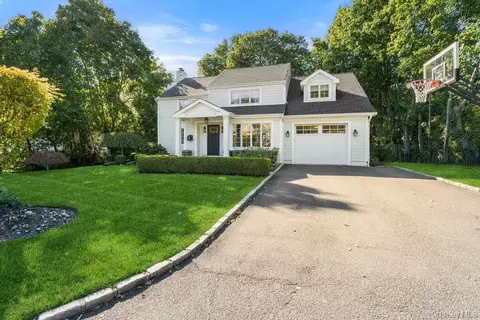 149 Wagon Rd, North Hempstead, NY 11577