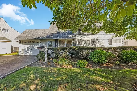 2149 Salisbury Park Dr, North Hempstead, NY 11590