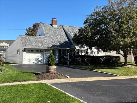 2149 Salisbury Park Dr, North Hempstead, NY 11590