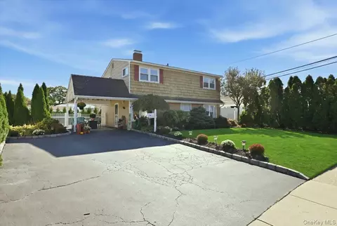 5 Thistle Ln, Wantagh, NY 11793