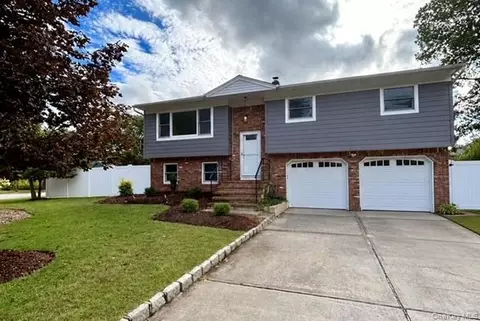 11 Lakeview Dr W, Center Moriches, NY 11934