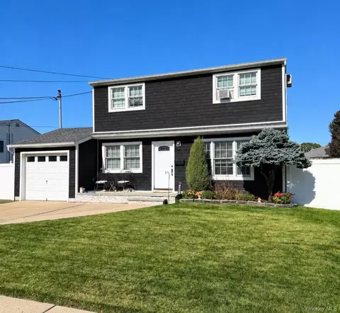 267 N Michigan Ave, Massapequa, NY 11758