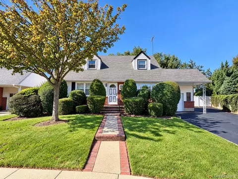 199 Ronni Dr, East Meadow, NY 11554
