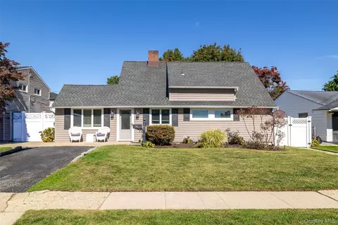 141 Horn Ln, Levittown, NY 11756