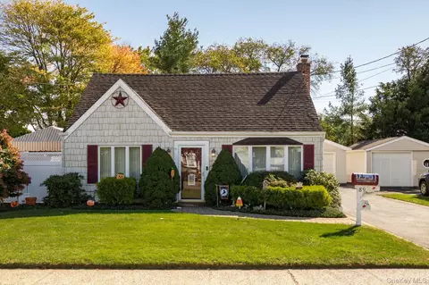 89 Birch Ave E, Farmingdale, NY 11735