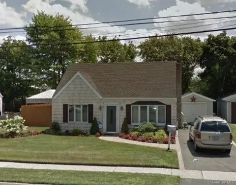 89 Birch Ave E, Farmingdale, NY 11735