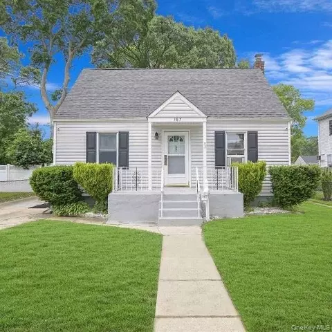 187 N Fulton Ave, Lindenhurst, NY 11757