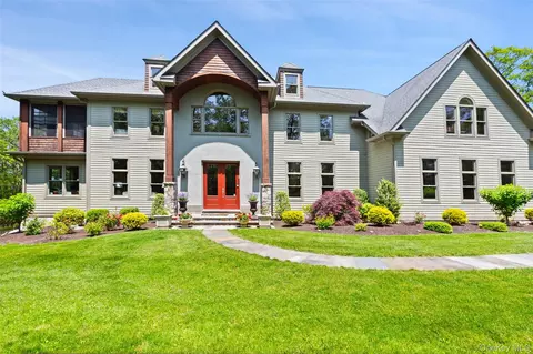 23 Hillcrest Dr, Mahopac, NY 10541