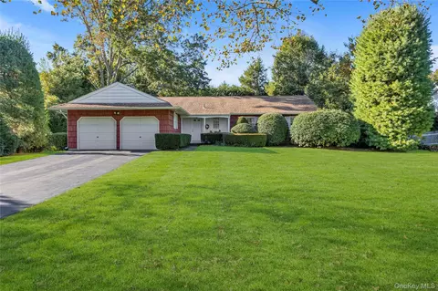 3 Gardiner Pl, Huntington Station, NY 11746