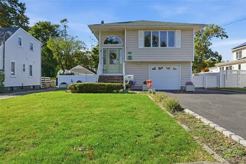 12 Pauchogue Ave # A, East Islip, NY 11730
