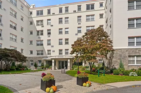 2 Stoneleigh Plz #6I, Bronxville, NY 10708