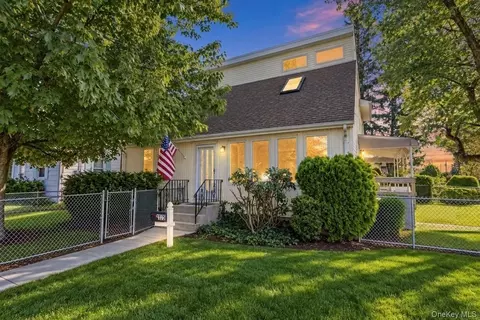 2176 6th St, East Meadow, NY 11554