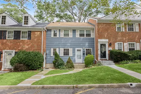 1206 Towne House Vlg, Islandia, NY 11749