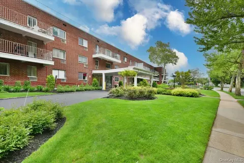 320 E Shore Rd #15A, North Hempstead, NY 11023