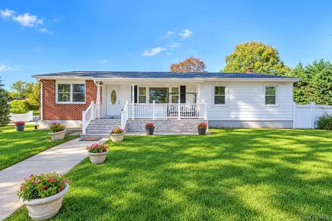 431 Blue Point Rd, Farmingville, NY 11738